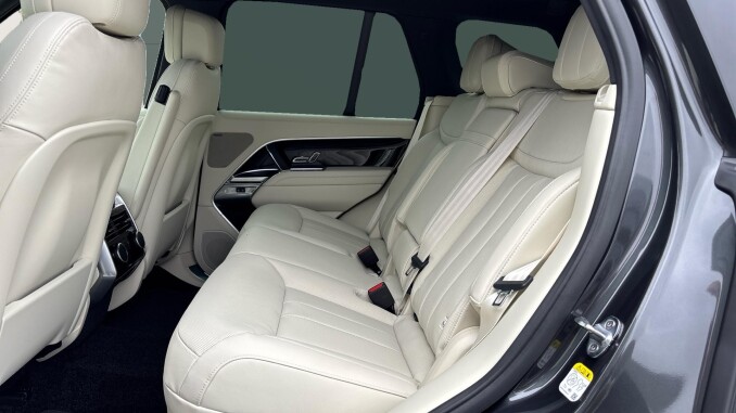 Land Rover Range Rover 3.0 D300 Edition 4dr Auto Diesel Estate - Image 4